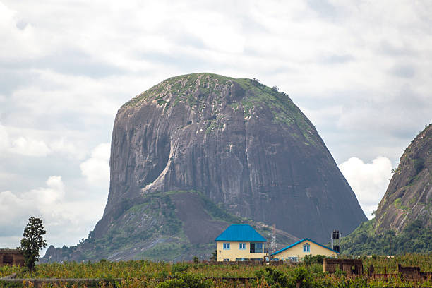 zuma rock, nigéria - nigeria africa abuja landscape imagens e fotografias de stock
