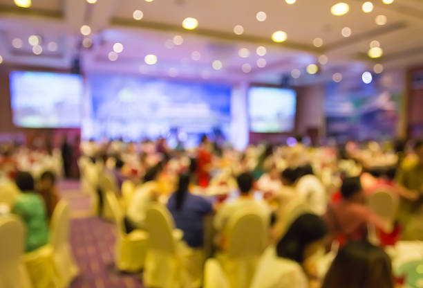 borrosa gente sentada en el comedor con monitor saliente - meeting business breakfast seminar fotografías e imágenes de stock