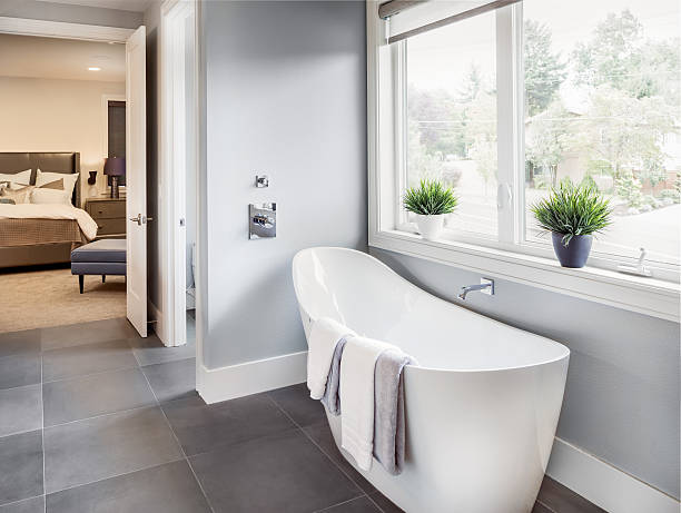 badezimmer im luxus wie zu hause: badewanne mit blick auf das hauptschlafzimmer - bedroom authority bed contemporary stock-fotos und bilder