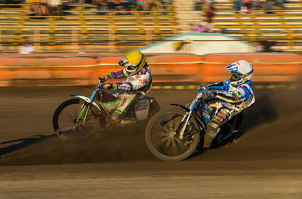 inconnu riders pallie en effet largement le piste - motor racing track motorcycle sports race competition photos et images de collection