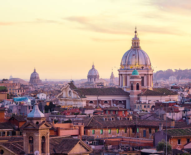 ローマの街並み、教会のキューポラ夕暮れ時には、イタリア - rome italy city cupola ストックフォトと画像