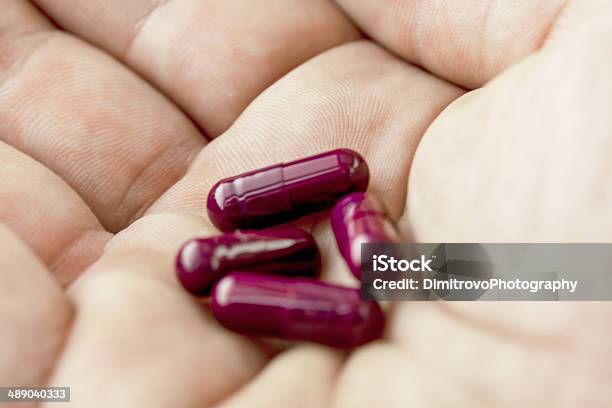 Крупный План Таблетки В Руки — стоковые фотографии и другие картинки Антибиотик - Антибиотик, Болезнь, Взрослый