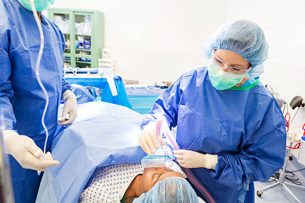 麻酔医動作、外科医を穏やかに患者の手術の前に - 麻酔医 ストックフォトと画像