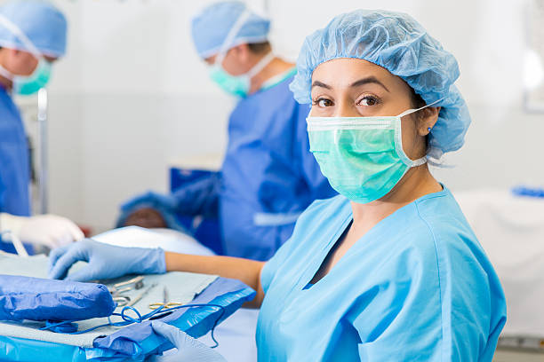 히스패닉계 수술 간호사 또는 기사에게 있도록 수술 병원 - scrubs expertise focus confidence 뉴스 사진 이미지