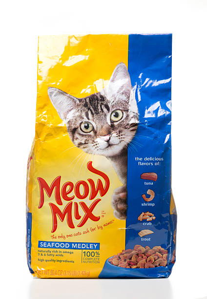 Meow Mix combinación de pescados y mariscos, bolsa - foto de stock