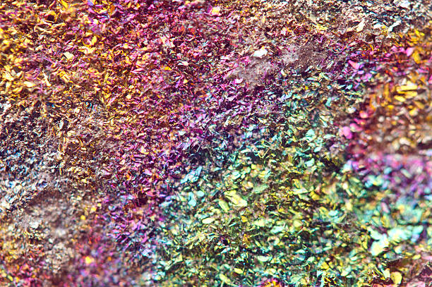환상적이야 배경, 매직 결석, 레인보우 in 금속면의 바위산. - iridescent jewelry metal ore gem 뉴스 사진 이미지