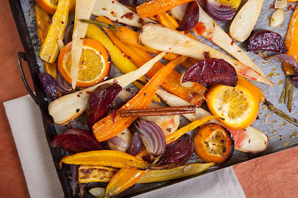 forno assado no forno produtos hortícolas - parsnip vegetable winter food imagens e fotografias de stock