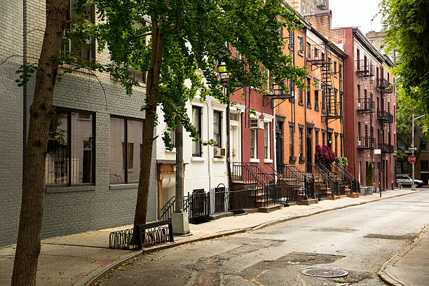 old street en greenwitch village, nueva york - greenwich village fotografías e imágenes de stock