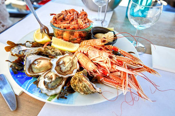 assiette de fruits de mer maison déjeuner - crustacé photos et images de collection