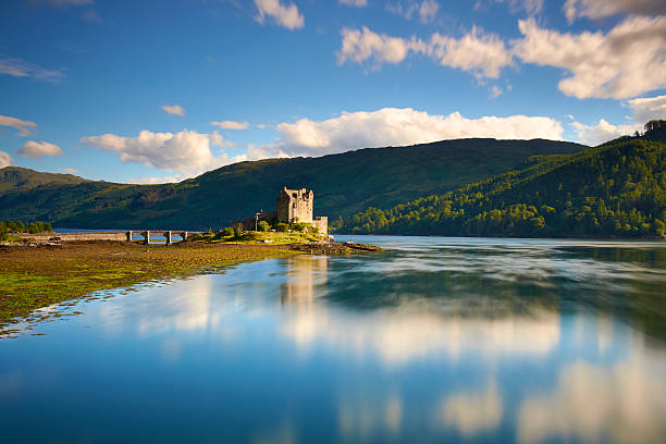 virando maré no castelo eilean donan - long exposure - fotografias e filmes do acervo