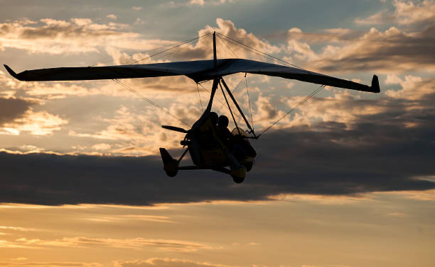 microlight avião no ar - extreme sports air sport recreational pursuit ultralight imagens e fotografias de stock