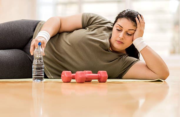 muy deprimida para hacer ejercicios. - overweight women weight loss fotografías e imágenes de stock