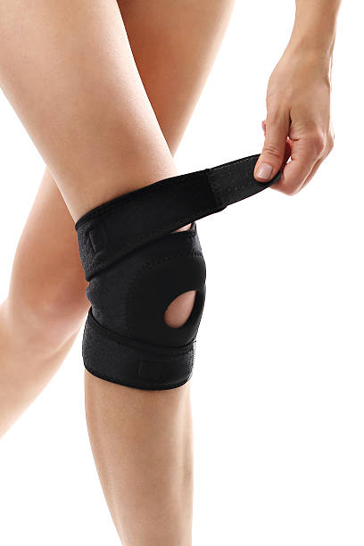 stabilisator der knie - human knee physical injury bandage muscular build stock-fotos und bilder