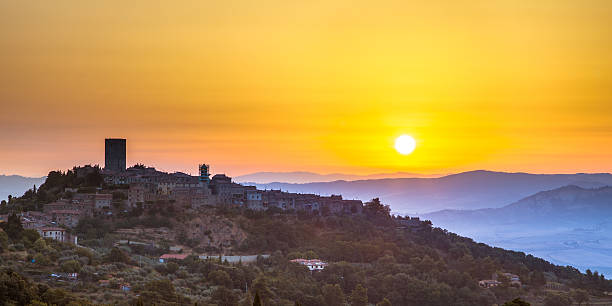 istock Tuscan Town at Sunrise 489112478