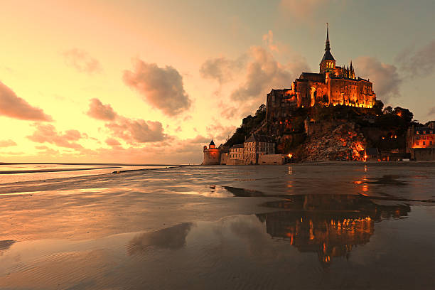 Mont-Saint-Michel-REFLEKTIONEN bei Sonnenuntergang – Foto