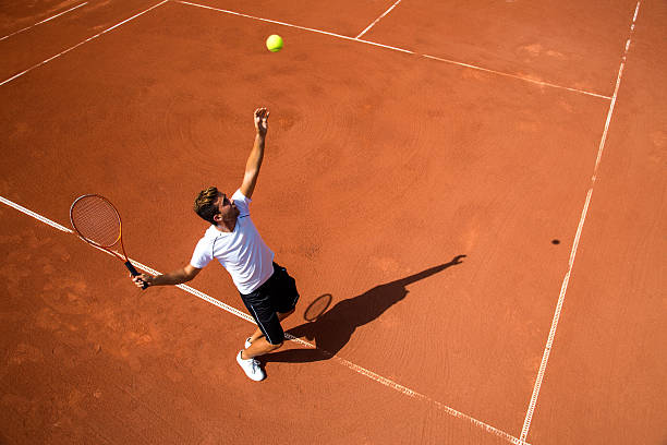 jovem jogar ténis - ténis desporto com raqueta imagens e fotografias de stock