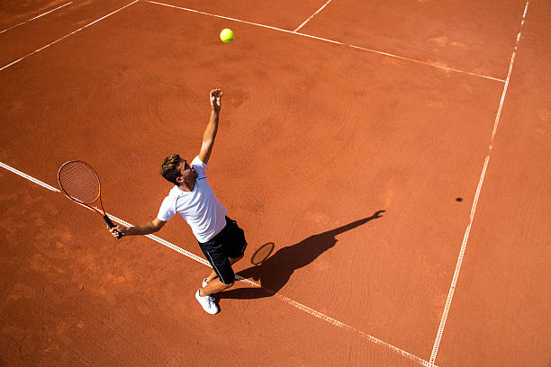 молодой человек, играть в теннис - tennis стоковые фото и изображени�я