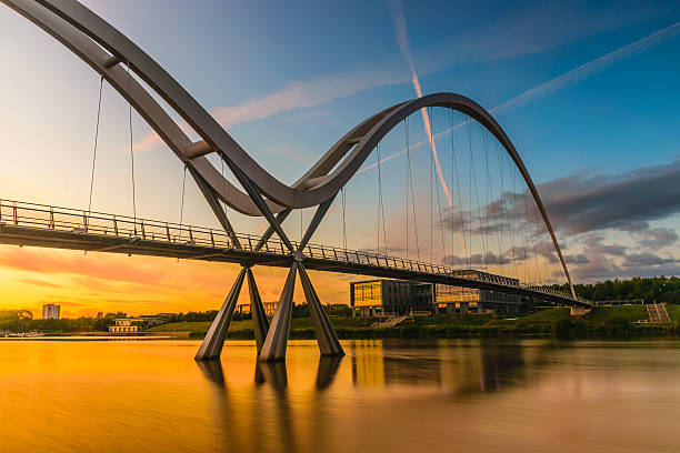 панорамный мост на закате в стоктон-он-тис, великобритания - bridge crossing cloud built structure стоковые фото и изображения
