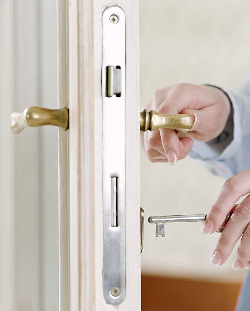istock Women's hand opening the door 489116618
