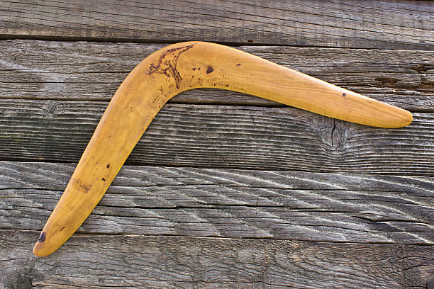 bumerang auf alten holz-board - australia boomerang aboriginal aborigine stock-fotos und bilder