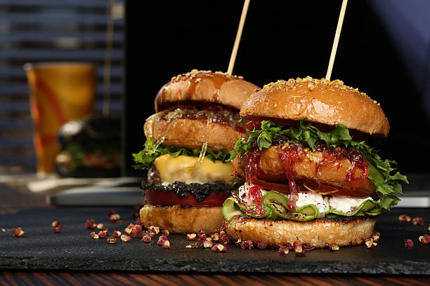 enorme duplo hambúrguer com fresca de carne grelhado, isolado em um - hamburger burger symmetry cheeseburger imagens e fotografias de stock