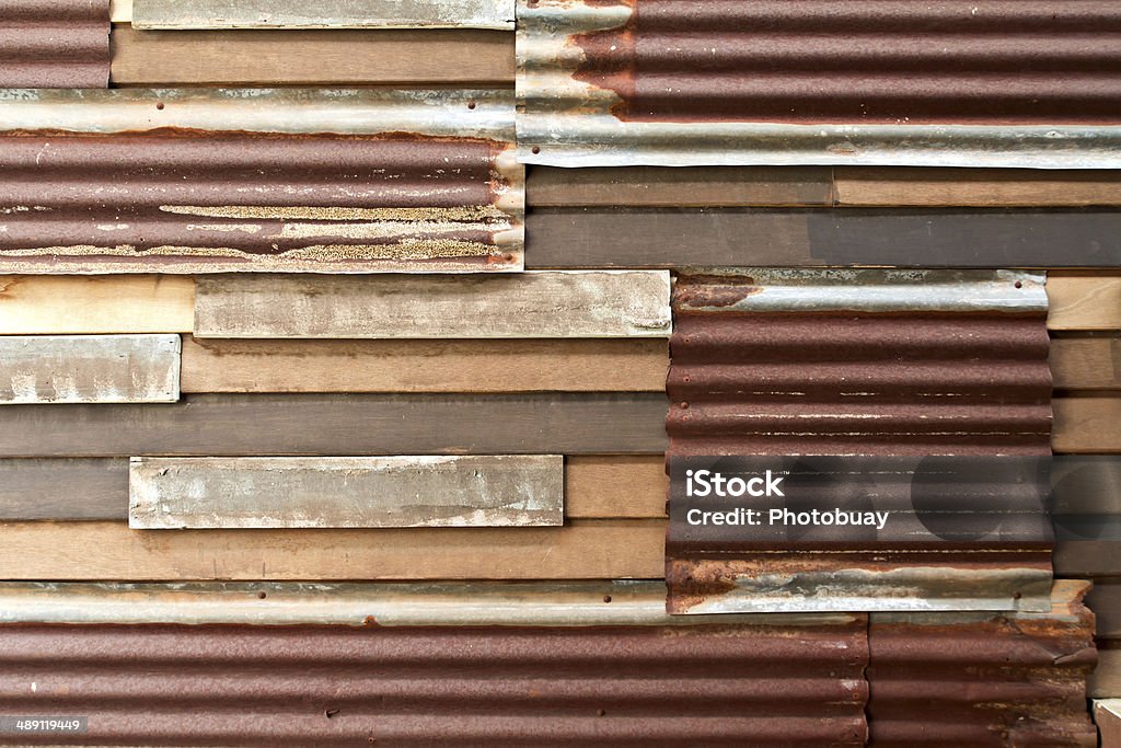 Rostige geriffelten Metall-Wand  - Lizenzfrei Abstrakt Stock-Foto