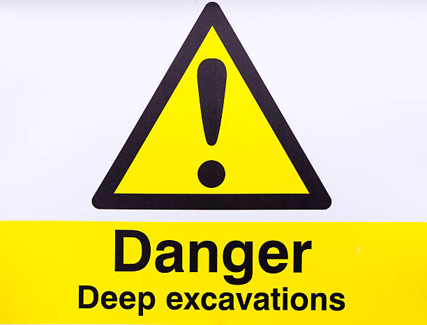 опасность предупреждающий знак глубокой землеройные работы - confined space authority hazardous area sign danger стоковые фото и изображения