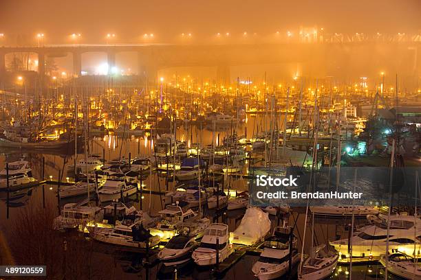 Полный Лодки — стоковые фотографии и другие картинки Burrard Street Bridge - Burrard Street Bridge, False Creek, Без людей