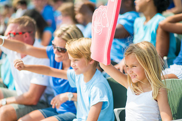 familie im spiel - sportveranstaltung stock-fotos und bilder