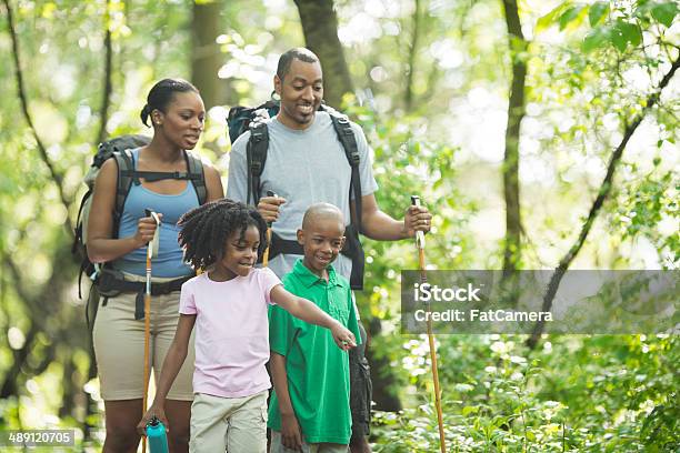 Familie Wandern Stockfoto und mehr Bilder von Afrikanischer Abstammung - Afrikanischer Abstammung, Afro-amerikanischer Herkunft, Beide Elternteile