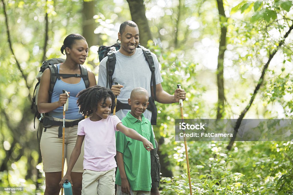 ご家族でのハイキング - アフリカ民族のロイヤリティフリーストックフォト