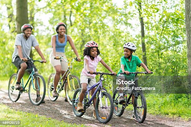 Família Ciclismo - Fotografias de stock e mais imagens de Família - Família, Ciclismo, Bicicleta