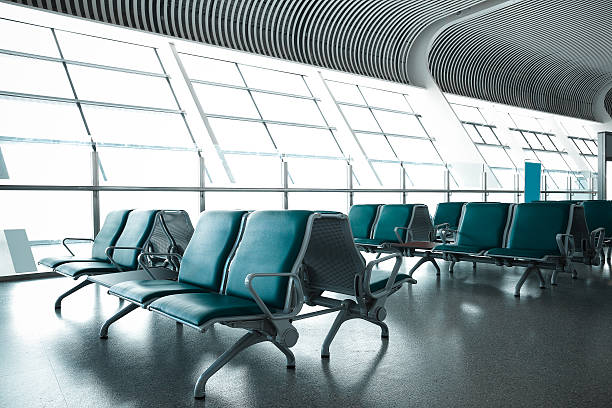 ventanales franceses de la terminal del aeropuerto sillas - macro chair domestic room contemporary fotografías e imágenes de stock
