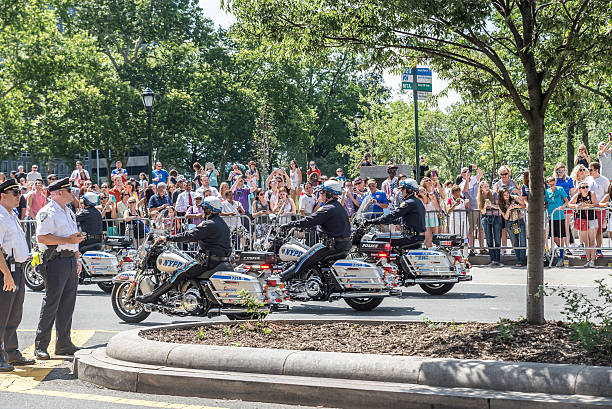 célébration de la us women's remporté la coupe du monde à new york - football police officer crowd photos et images de collection