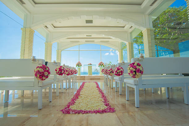 bali vidrio iglesia de boda - christianity church indoors illuminated fotografías e imágenes de stock