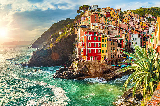 riomaggiore, cinque terre, italia - town village hill panoramic foto e immagini stock