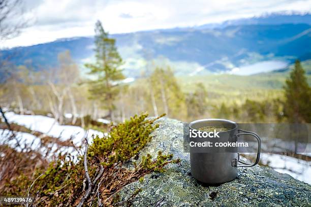 Titanio Taza De Viaje Foto de stock y más banco de imágenes de Camping - Camping, 2015, Agua potable