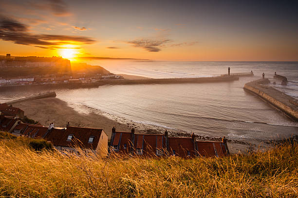 whitby harbour o zachodzie słońca - york harbor zdjęcia i obrazy z banku zdjęć