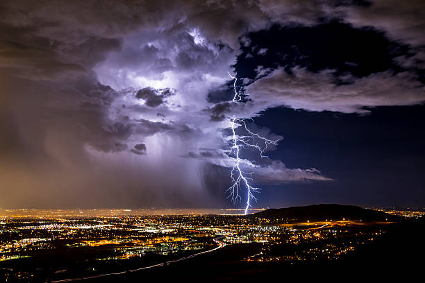 lightning strike a la ciudad - lightning thunderstorm city storm fotografías e imágenes de stock