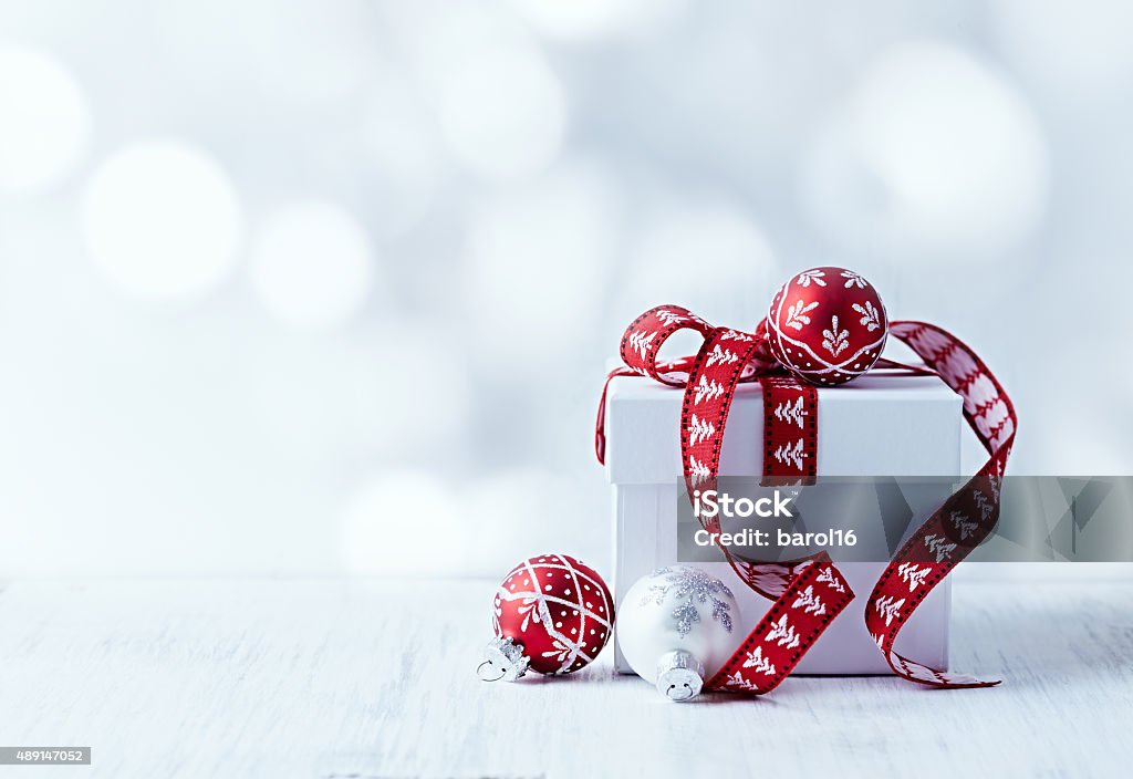 Weißes Weihnachtsgeschenk mit rotem Band - Lizenzfrei Weihnachten Stock-Foto