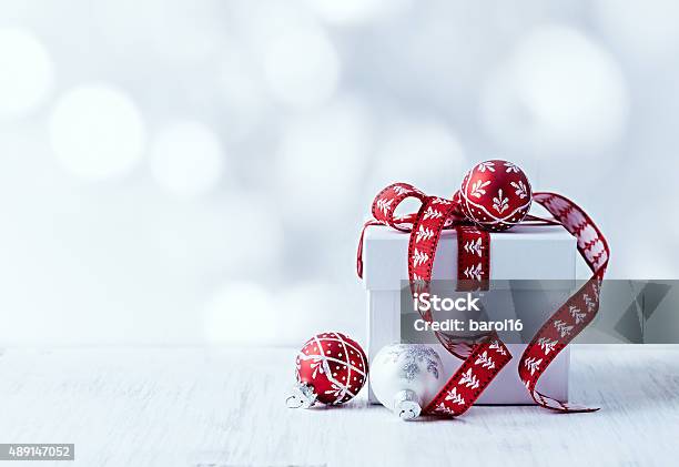 Blanca Con Cinta Roja Regalo De Navidad Foto de stock y más banco de imágenes de Navidad - Navidad, Fondos, Regalo de navidad