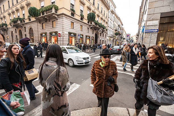 foule de gens des boutiques de la via monte napoleone street, milan - via monte napoleone photos et images de collection