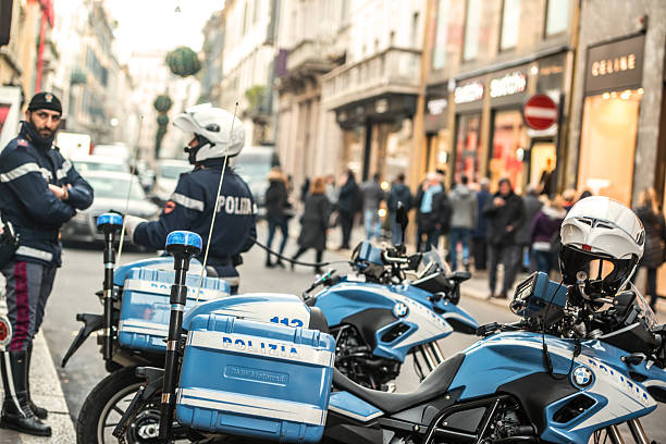 policiers sur la via monte napoleone à milan - via monte napoleone photos et images de collection