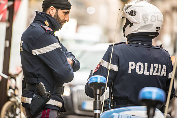 policiers sur la via monte napoleone à milan - via monte napoleone photos et images de collection