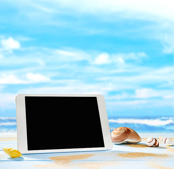 komputer typu tablet na plaży - digital tablet beach digital display pc zdjęcia i obrazy z banku zdjęć