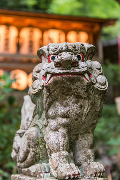 stone tuteur lion chien avec des lanternes japonaises dans l'arrière-plan - stone statue animal imitation asia photos et images de collection