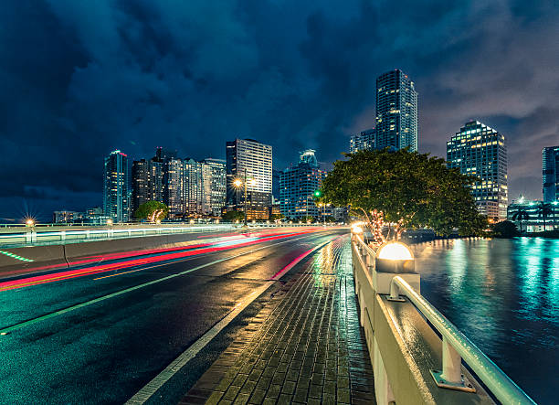 brickell-miami bei nacht - brickell key stock-fotos und bilder