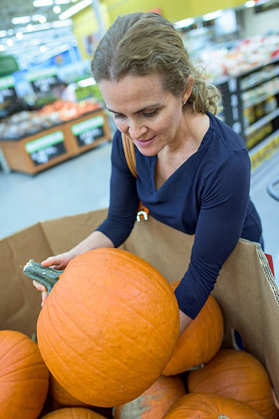 istock Shopping for pumpkins 489166988