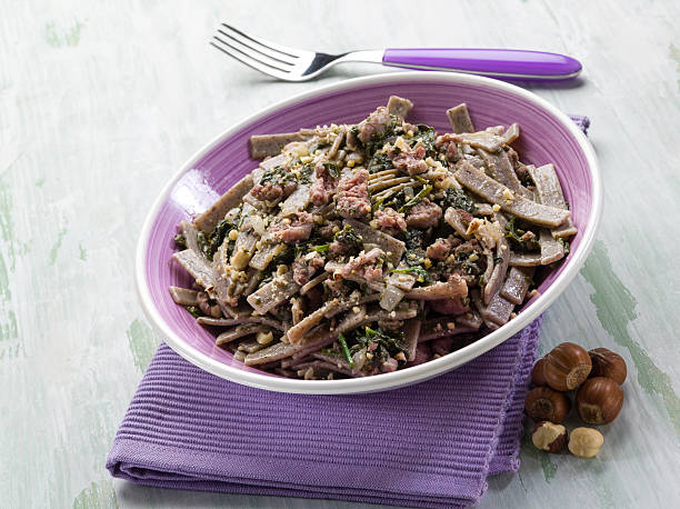 pizzoccheri con salchichas espinaca y avellana - pizzoccheri fotografías e imágenes de stock