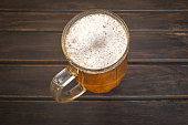 bierkrug-auf-rustikalen-holztisch.jpg?b=1&s=170x170&k=20&c=uUKrkYHKQgGVGr0nvImrX5snKWFBNUeqByeX8SVs0N4=